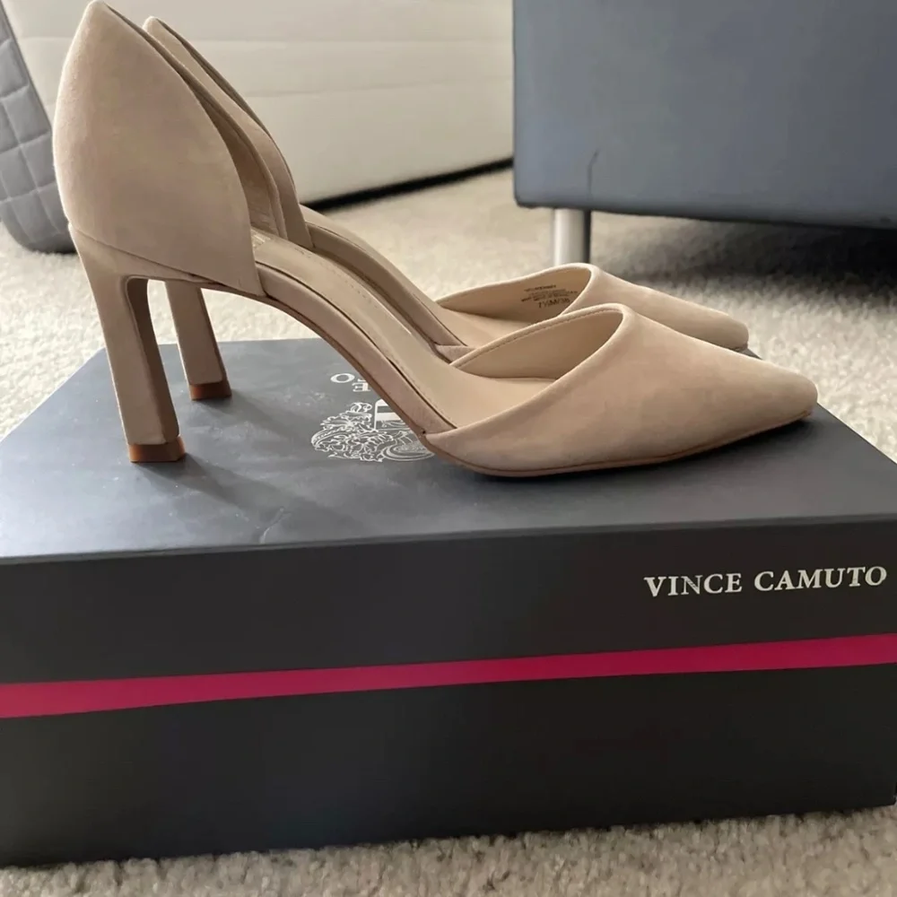 Vince Camuto Womens VC-Renny Suede Closed Toe Classic Pumps, Buff, Size 7.5 T1q7 - Picture 1 of 4
